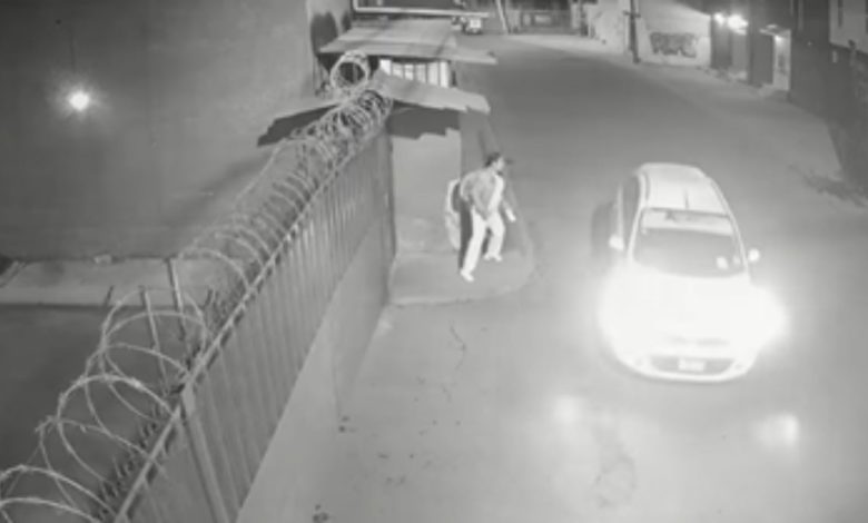 Por: Cortesía Cámara capta como enfermera logra escapar de un taxista que intentó secuestrarla (Video)