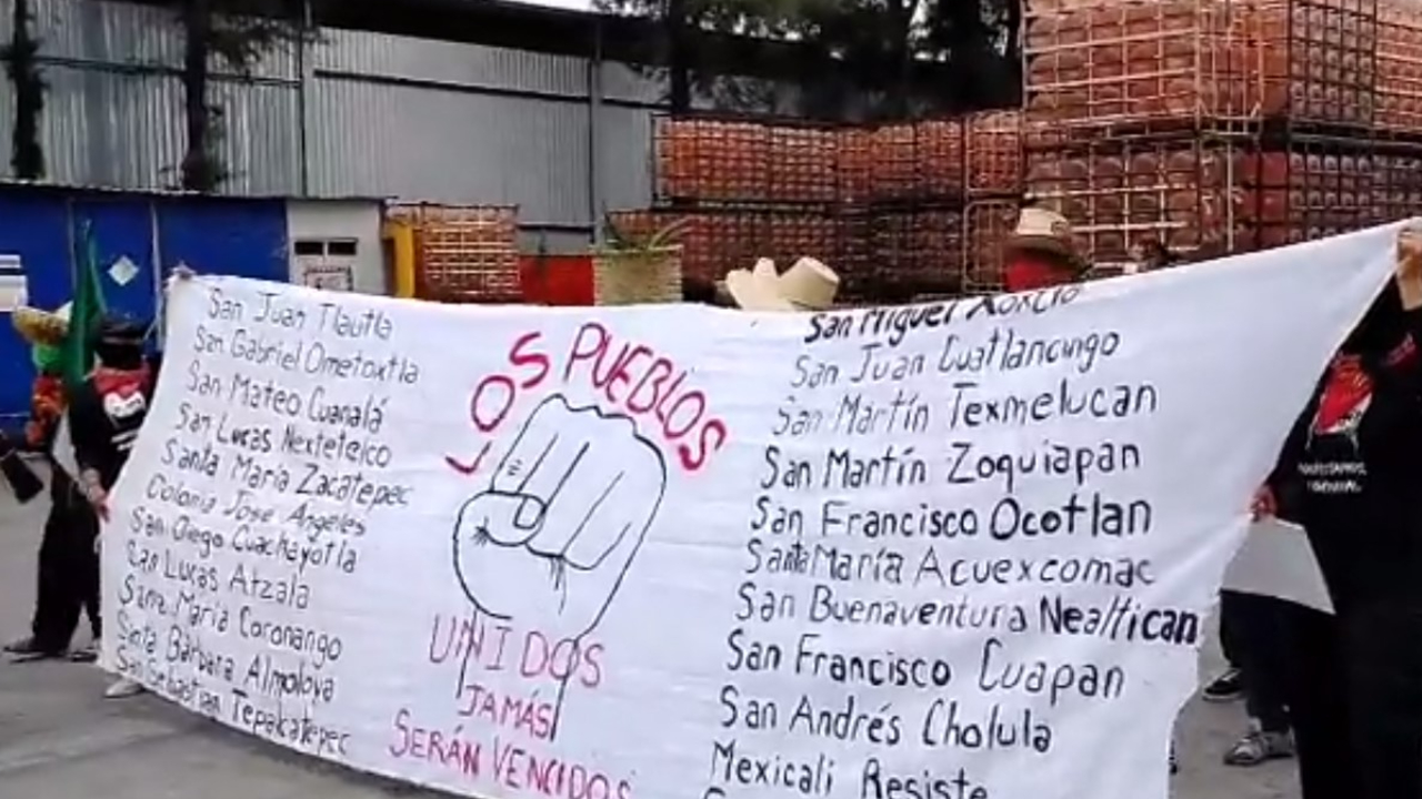 Por: Cortesía  Parte de la carretera a la altura de la planta de Bonafont ha sido tomada por miembros del grupo social “Pueblos Unidos”.    Juan C Bonilla, PUE. -  En los últimos días, se ha dado a conocer que residentes del municipio de Juan C Bonilla han solicitado al gobierno del estado una reapertura del tramo de la autopista México-Puebla que ha sido apropiada por miembros del grupo social “Pueblos Unidos”.  La razón principal de dicha exigencia por parte de un sector de la ciudadanía de esta localidad aledaña a la zona metropolitana del estado, es la de evitar más percances viales en dicha zona.  Se debe de puntualizar, que este tramo de la carretera ha presentado una anormal cantidad de casos de transeúntes atropellados desde el mes de mayo, además de que también se ha manejado la versión de esta parte del municipio cuenta con mayor inseguridad desde la llegada de la presencia de “Pueblos Unidos.  Cabe recordar, que este grupo se habría asentado y apropiado de esta zona de la carretera y en la propia planta embotelladora de la multinacional Bonafont, tras argumentar una presunta explotación de los mantos acuíferos de la región por parte de la compañía comercializadora de agua.