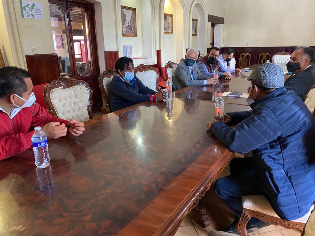 Por: Cortesía Apoya alcalde de Chiautempan Gustavo Jiménez a Textileros de Ixcotla