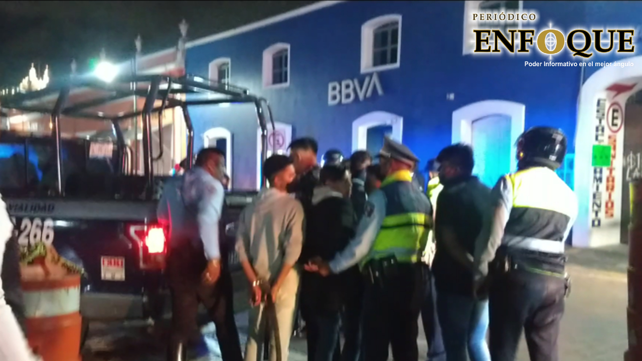 Por: Cortesía En el Zócalo San Pedro Cholula se presentó una riña durante la noche del Grito de Independencia