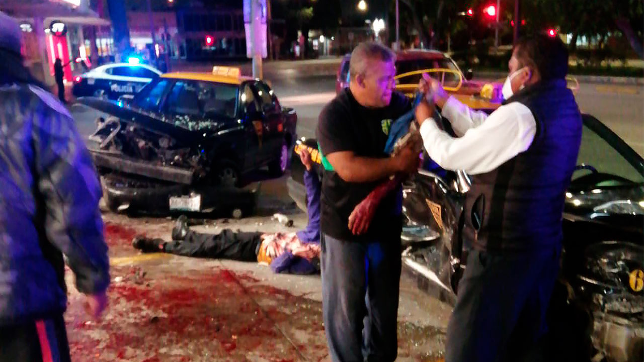 Auto particular se impacta contra taxis en Puebla dejando a dos heridos