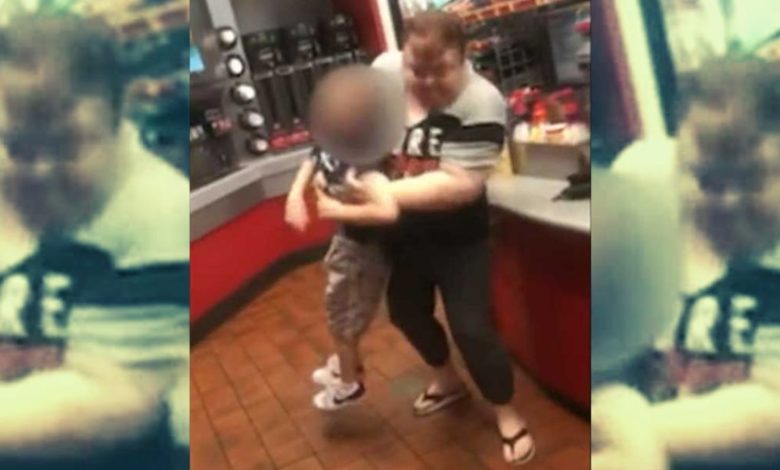 Por: Cortesía "El menor pedía ayuda a gritos" Captan a madre arrojando a su hijo con autismo sobre el suelo