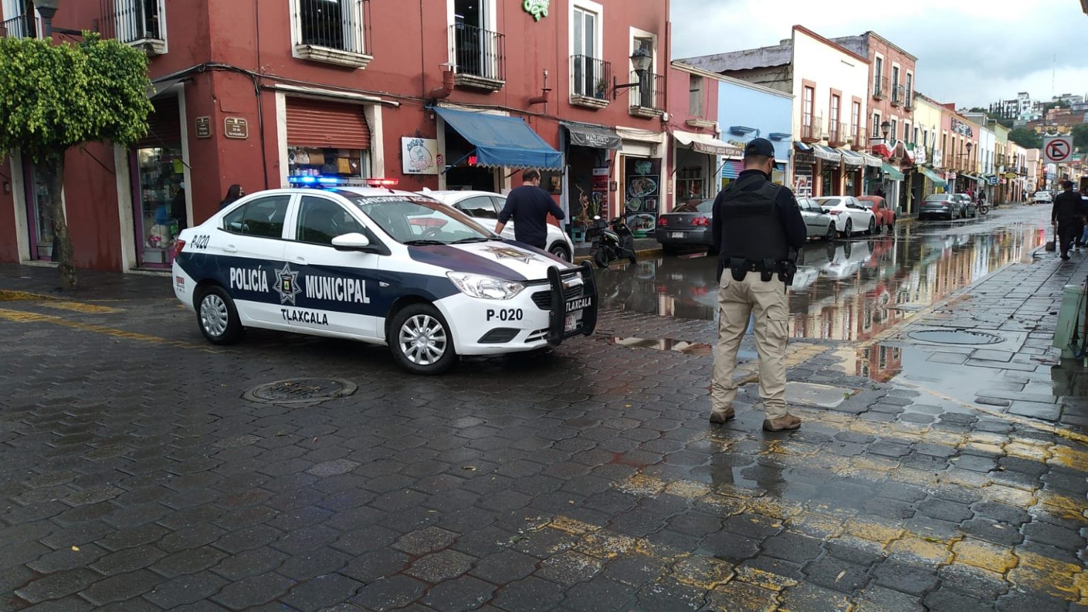 Por: Cortesía Atiende Ayuntamiento de Tlaxcala obstrucción de coladeras en calles de la capital