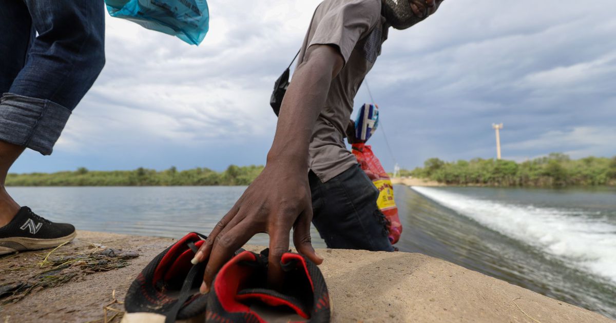 Por: Cortesía EU deporta a decenas de migrantes; salen tres aviones desde texas