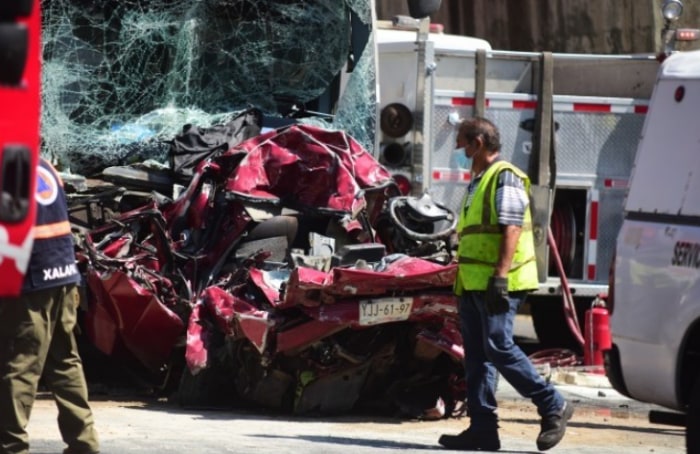 Por: Cortesía Autobús se queda sin frenos en Veracruz, provenía de Puebla, accidente deja al menos 3 muertos