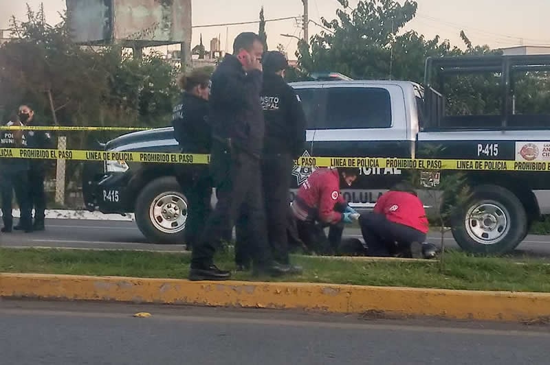 Por: Cortesía Asesinos en motocicleta ejecutan  a un hombre en carretera Federal a Atlixco altura de Acatepec