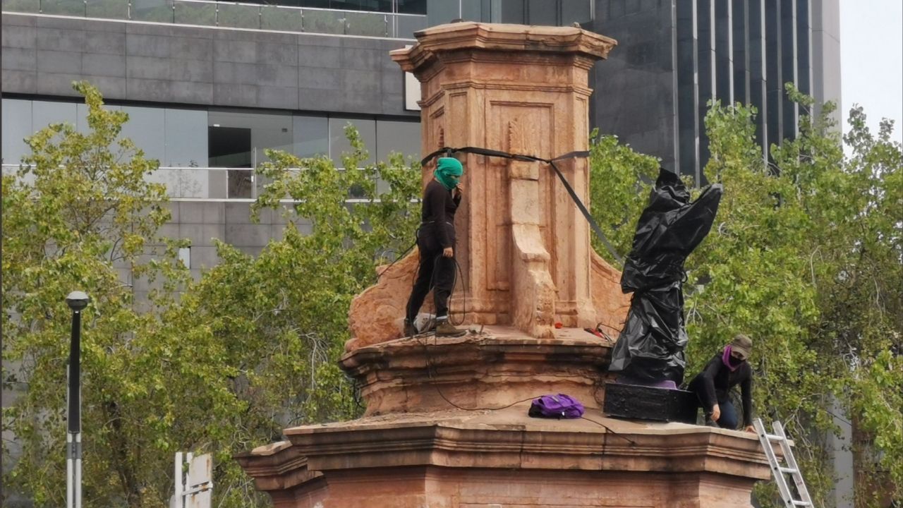 Por: Cortesía Colectivos feministas colocan antimonumenta en lugar de estatua a Colón en CdMx