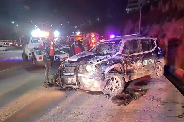 Por: Cortesía Patrulla se accidenta sobre Periférico Ecológico, dos policías resultan lesionados (Video)