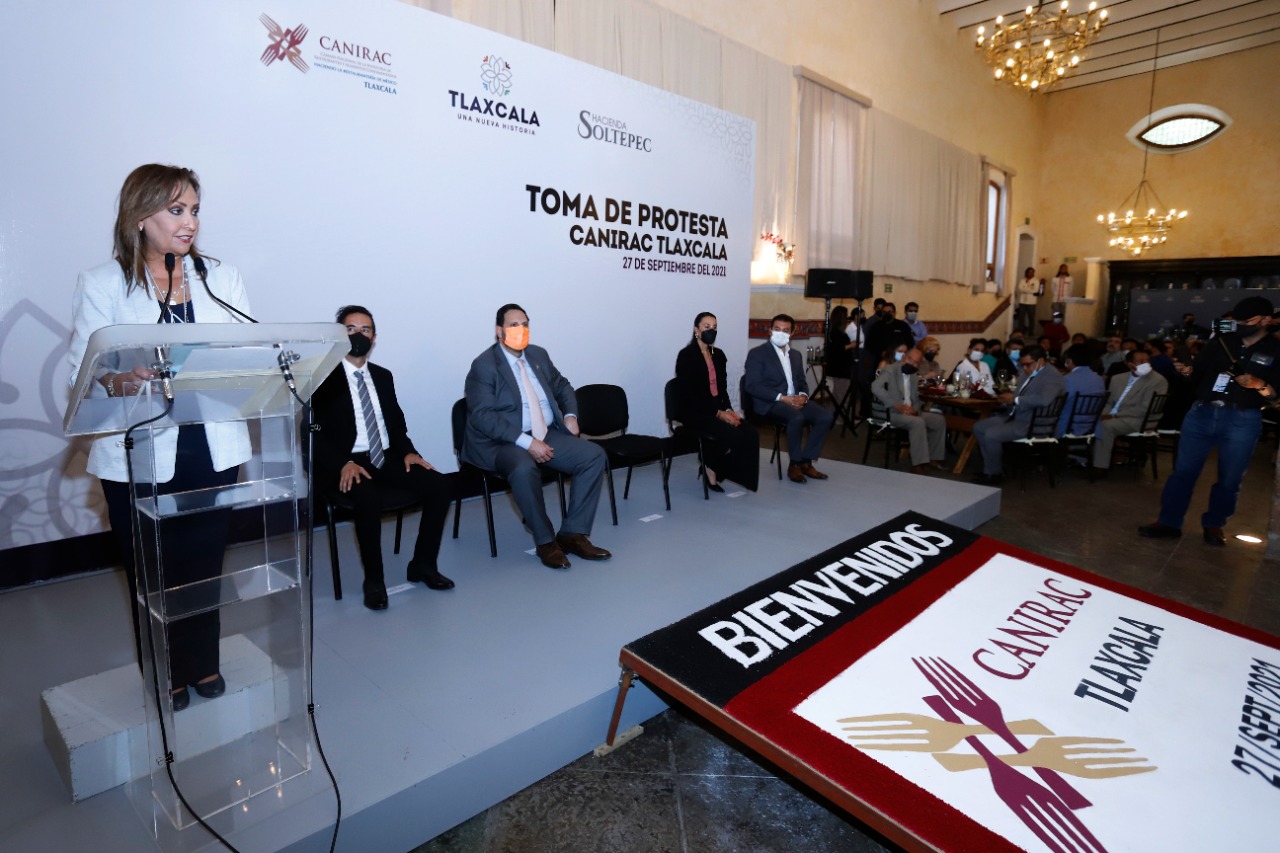 Lorena Cuéllar tomó protesta a Javier Zamora ríos como presidente de CANIRAC Tlaxcala.