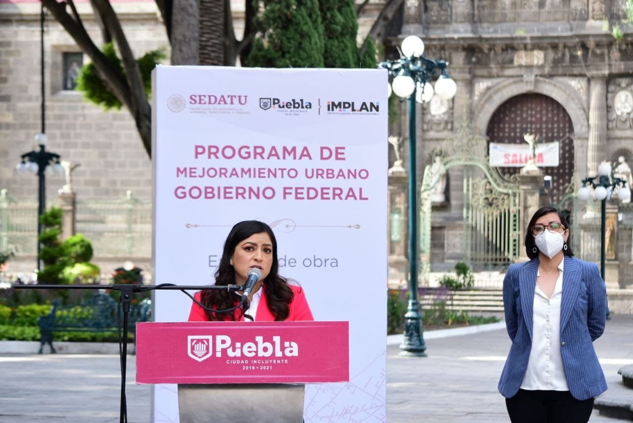 Por: Cortesía Barbosa entre los invitados para mi tercer informe: Claudia Rivera