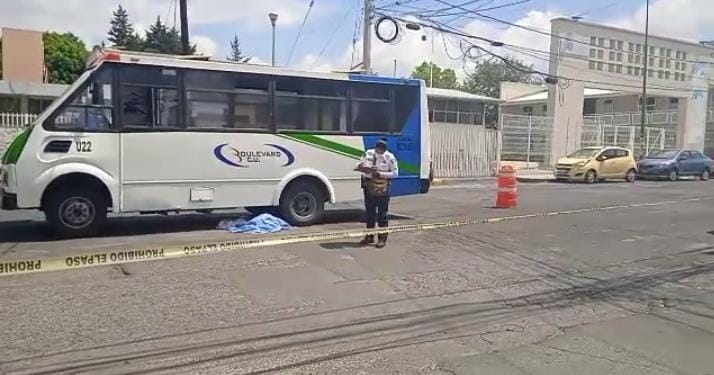Por: Cortesía Ancianita muere atropellada por transporte público; chófer se queda para afrontar accidente