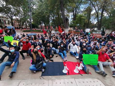 Por: Cortesía En Tlaxcala trabajadores de Amatech se manifiestan al frente del Palacio de Gobierno