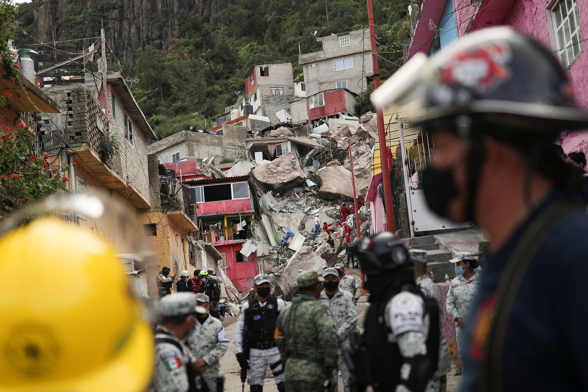 Por: Cortesía Fueron demolidas casas en el Chiquihuite y colocan 10 mil toneladas de rocas