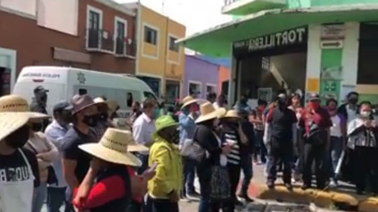 Por: Cortesía Comerciantes de Cholula impidieron que se efectuara la fiesta de aniversario del Mercado Cosme Razo