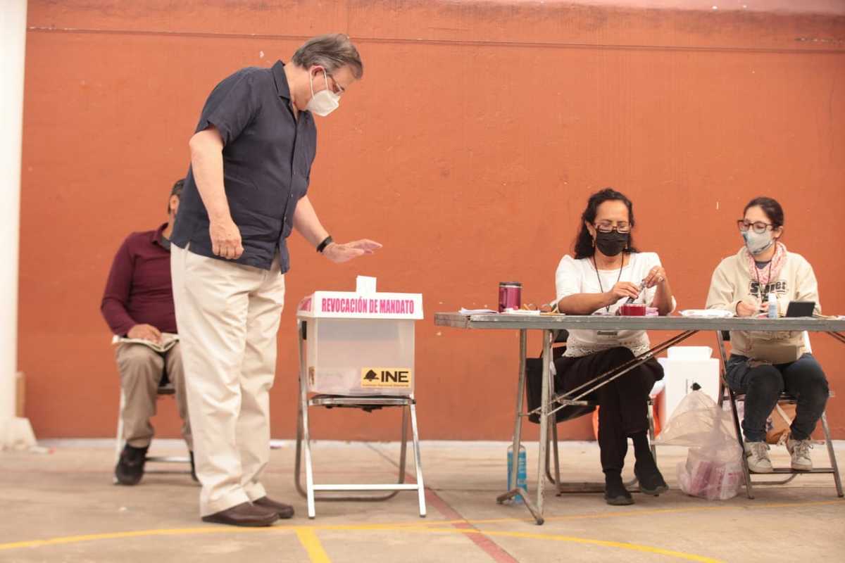 Por: Cortesía Marcelo Ebrad salió a votar "a favor de que siga adelante la transformación"