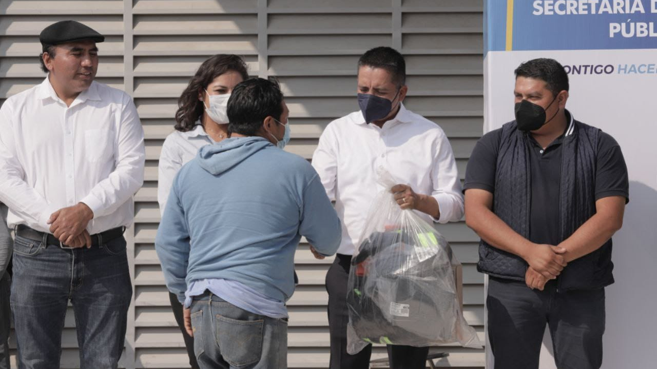 Por: Cortesía En San Andrés Cholula fueron entregados uniformes a personal de la Secretaría de Servicios Públicos Municipales