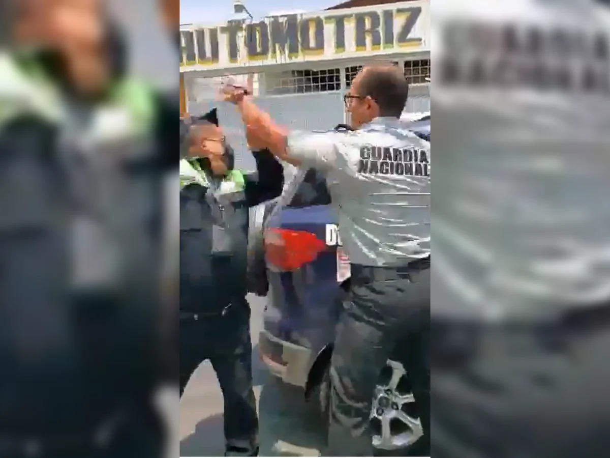 Por: Cortesía Ex elemento de la Guardia Nacional golpea a agentes de tránsito en Puebla tras levantarle su infracción