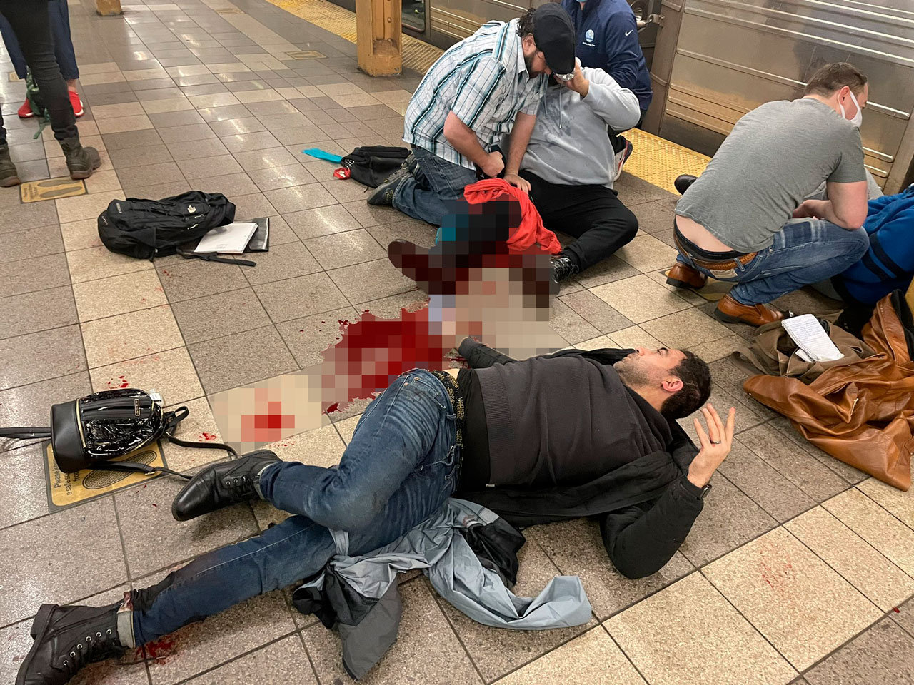 Por: Cortesía Reportan por tiroteo en metro de Brooklyn al menos 13 heridos