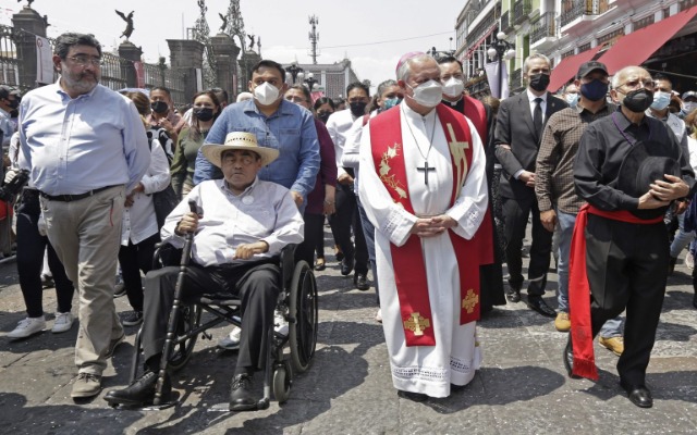 Gobernador de Puebla participa en procesión del Viernes Santo