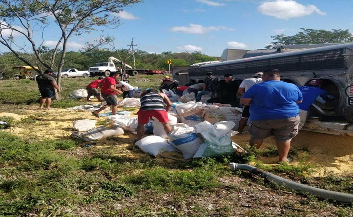 Por: Cortesía Tras accidente de tráiler con toneladas de comida para animales en carretera Mérida-Campeche, pobladores hacen rapiña