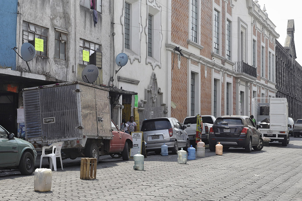 Regidores de Puebla van contra apartado de lugares en vía publica