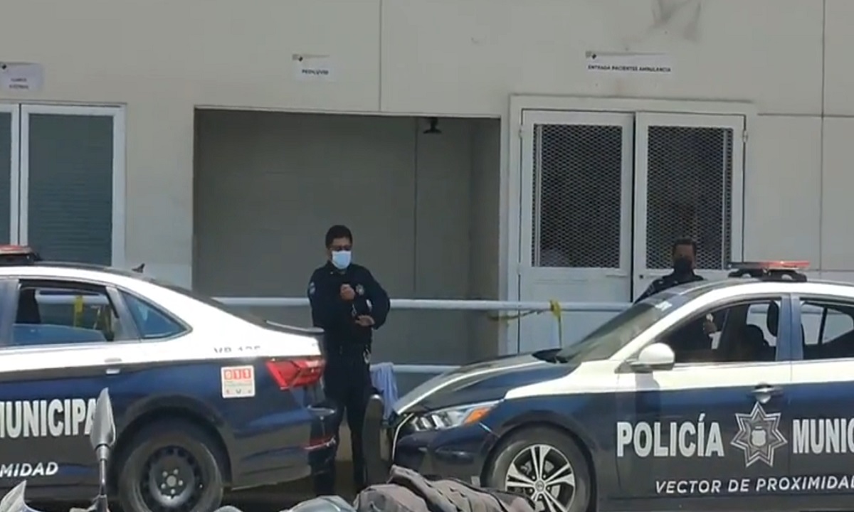 Hombre muere en la entrada del Hospital de Traumatología; estaba severamente golpeado