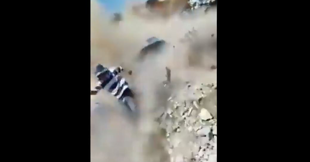 Vehículo pierde control y se impacta contra el público durante carrera de "carcachas" en Grajales