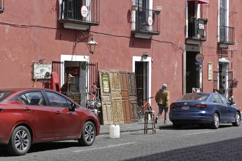 Por: Cortesía Multarán a comercios que aparten lugares en la vía publica