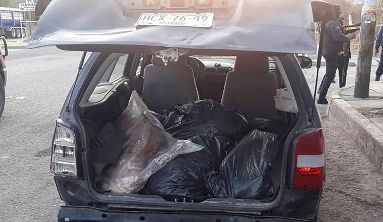 Grupo delictivo abandona restos humanos arriba de una auto como amenaza en Chilapa, Guerrero (Fotos)