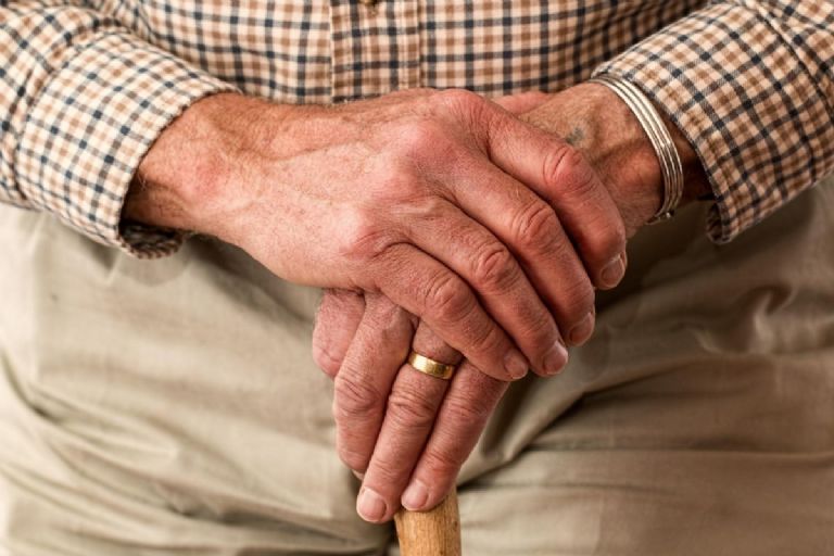 Por: Cortesía ¿Olor a anciano? Esta es la razón por la cual comienza a formarse este olor desde los 30 años
