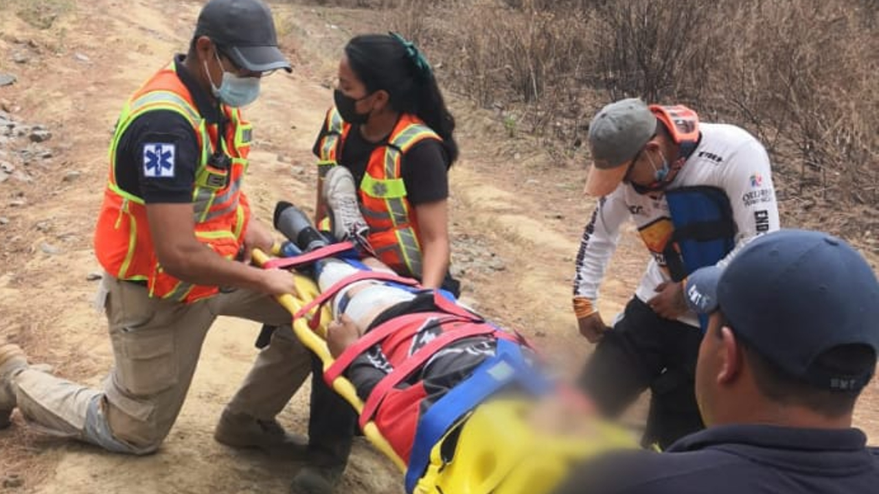 Por: Cortesía Elementos de Protección Civil rescataron a un ciclista accidentado en el Cerro de Zapotecas