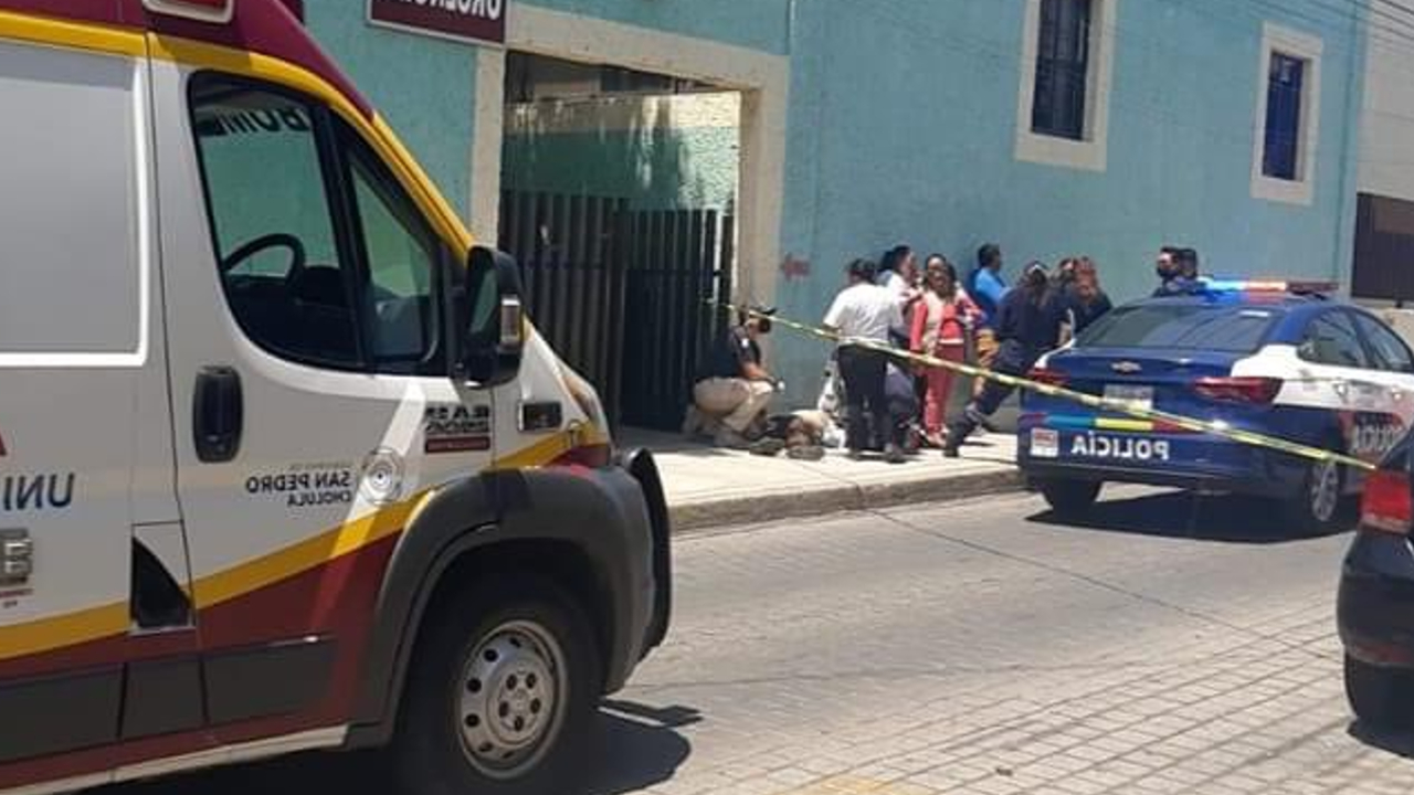 Por: Cortesía En San Pedro Cholula una persona de la tercera edad falleció afuera de una clínica del IMSS