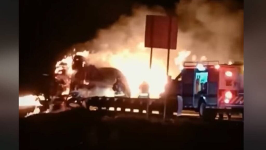 Por: Cortesía Pipa cargada con diésel se incendia en la Puebla-Orizaba, a la altura de Amozoc