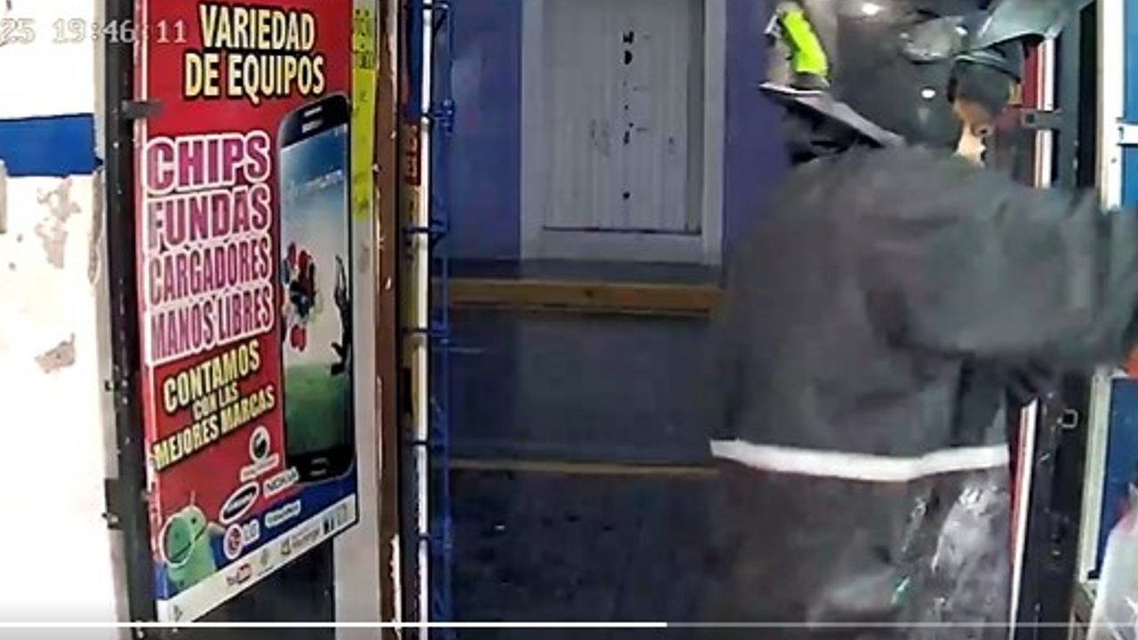 Por: Cortesía Una mujer roba una Tienda de Celulares en San Pedro Cholula