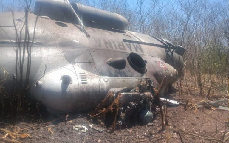 Por: Cortesía Helicóptero de la Marina se desploma en Mazatlán; lesionados son trasladados al hospital