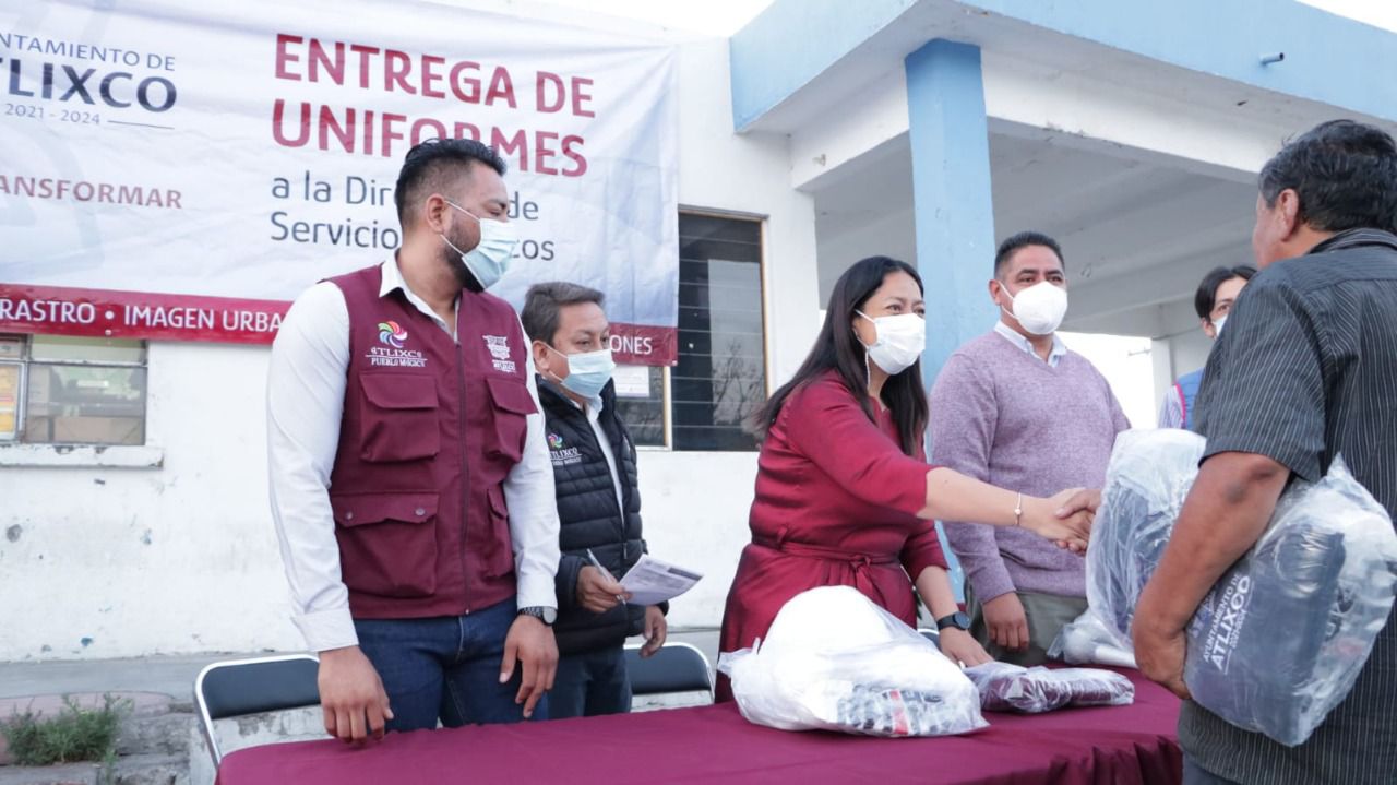 Por: Cortesía Entrega Ariadna Ayala uniformes y kit de trabajo a personal del rastro municipal de Atlixco