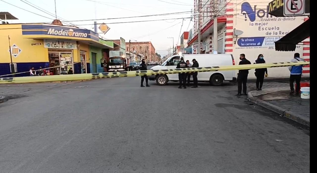 Por: Cortesía Pareja de motociclistas fueron embestidos en Atlixco; seguridad pública del municipio atendió el accidente