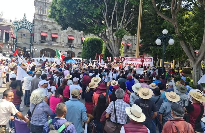 Opositores y seguidores de AMLO marchan en Puebla de cara a la consulta popular