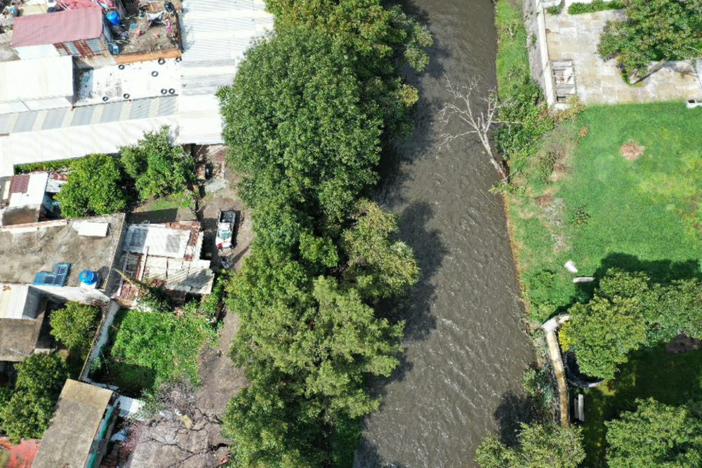 Identifican a 120 empresas que tiran desechos de forma ilegal en el Río Atoyac