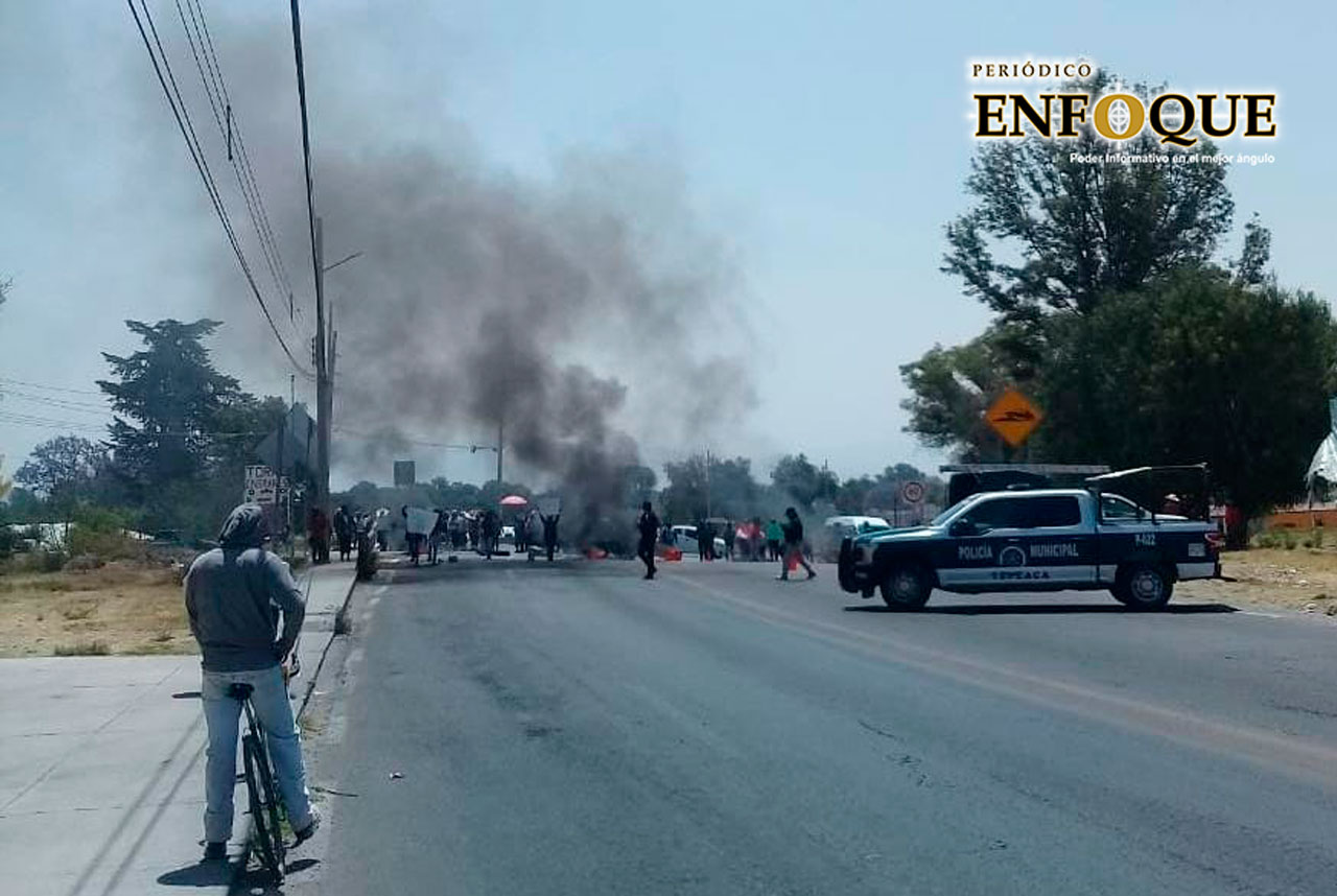 Por: Marisol O Padres de familia cierran carretera en Tepeaca, exigen intendente para primaria Hnos. Flores Magón