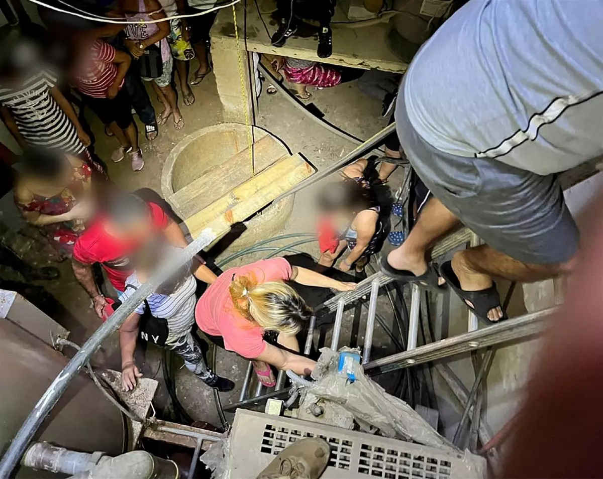 Por: Cortesía Encuentran a 70 migrantes en pozo de agua y cuarto de máquinas de un hotel en Oaxaca