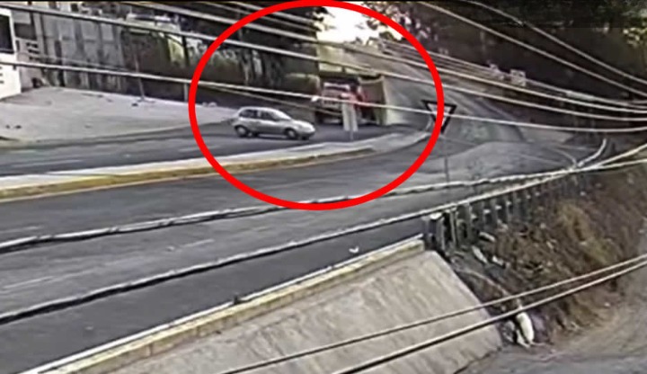 Por: Cortesía ¡La supo hacer!, conductor evita lo que pudo ser un trágico accidente sobre la federal a Atlixco (VIDEO)
