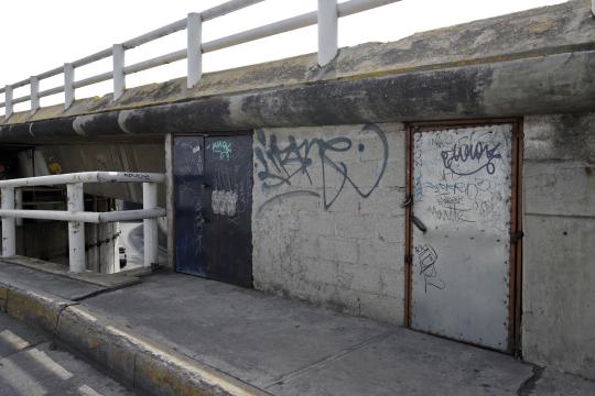En la mira construcción de cuartos bajo el puente de bulevar Norte