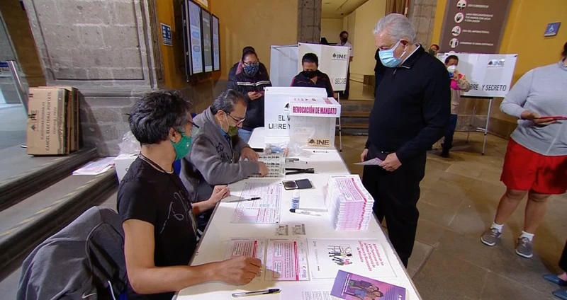 Por: Cortesía Así votó AMLO en la consulta de revocación de mandato