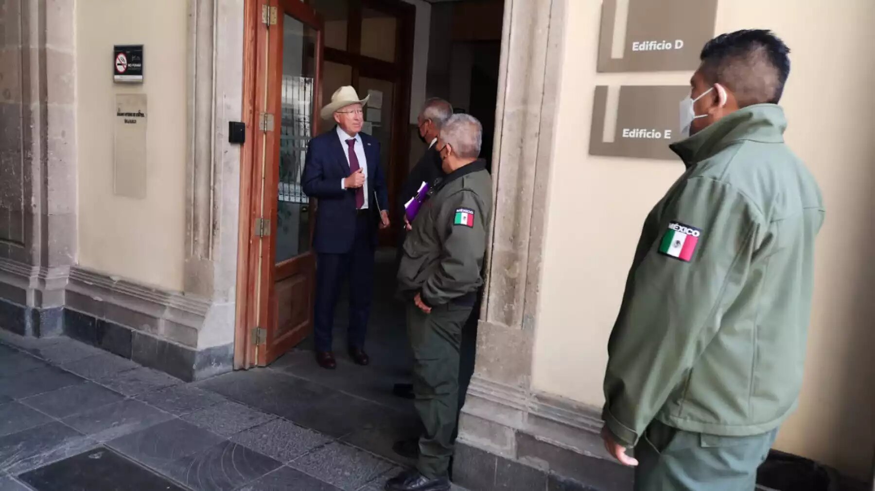 Por: Cortesía Ken Salazar vuelve a Palacio Nacional tras resolución de la Corte sobre Ley Eléctrica
