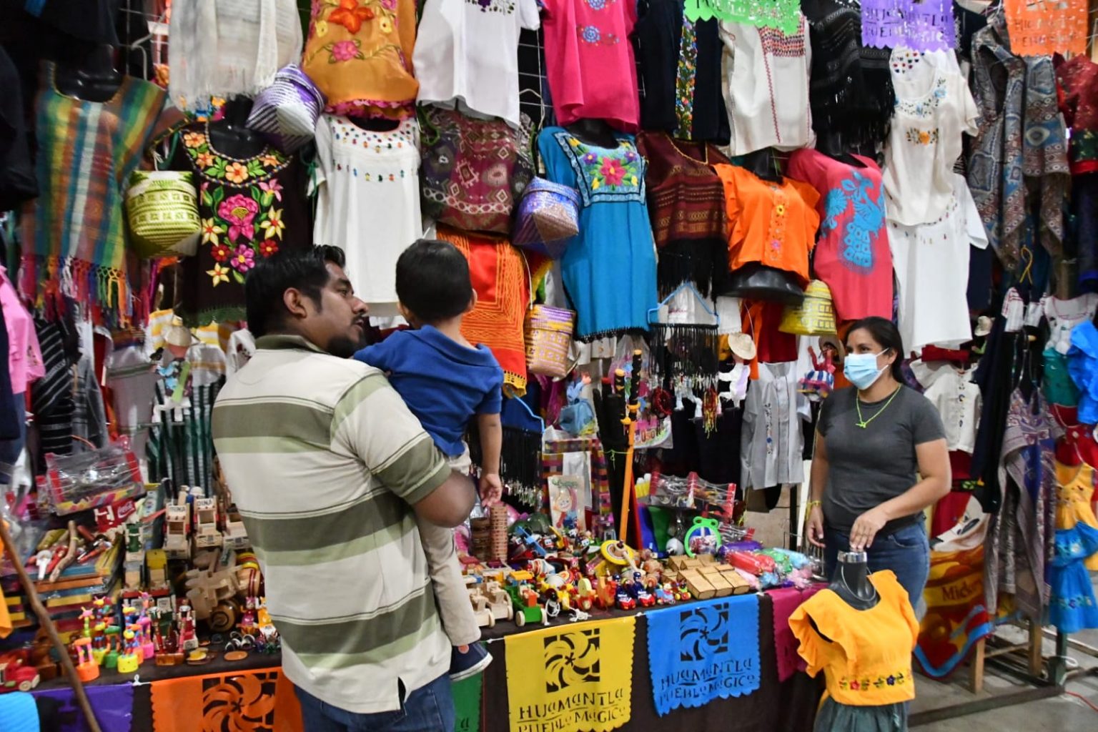 Por: Cortesía Con artesanías de Huamantla y la región quedó instalado El Pabellón Artesanal En El Recinto Ferial