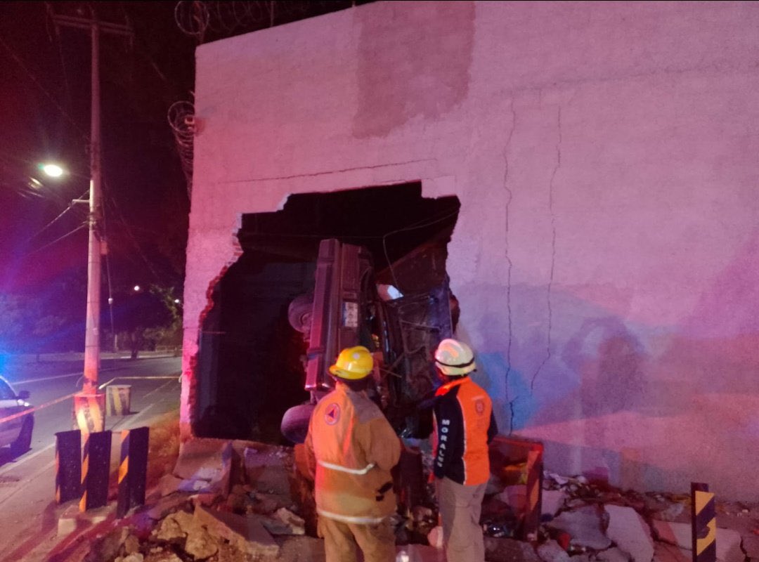 Por: Cortesía Dos personas mueren al atravesar un muro a exceso de velocidad en la capital poblana