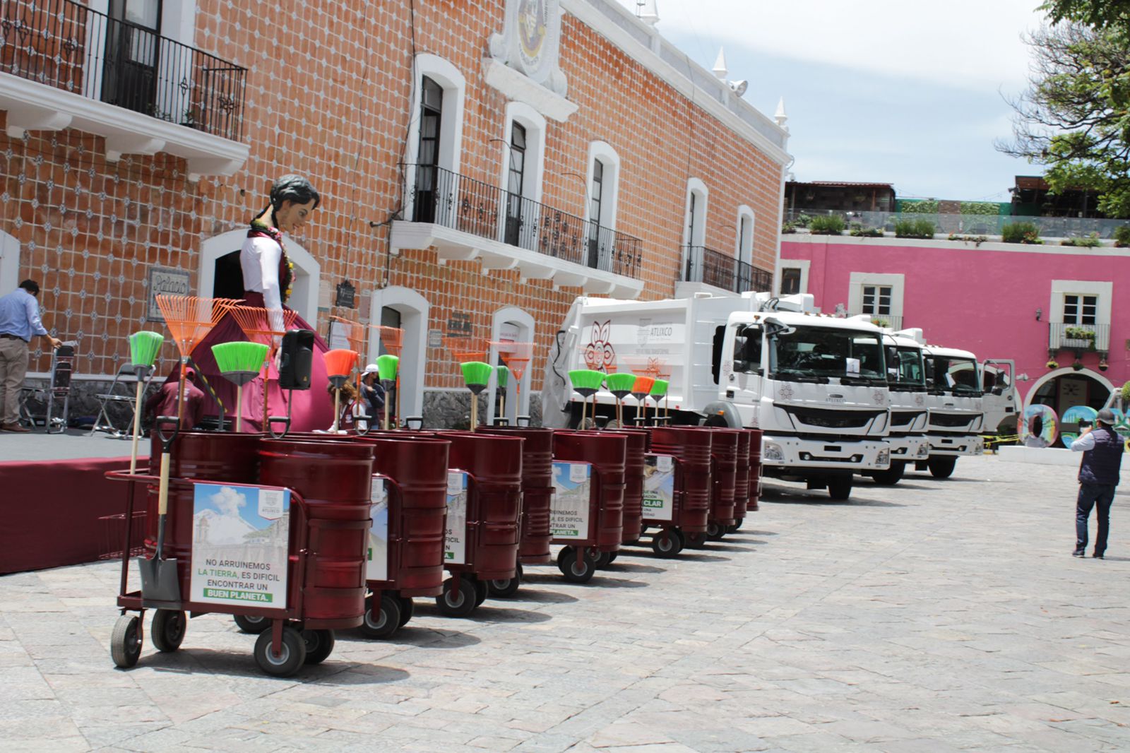 Por: Cortesía Ayuntamiento de Atlixco entrega camiones de basura y herramientas a personal de limpia