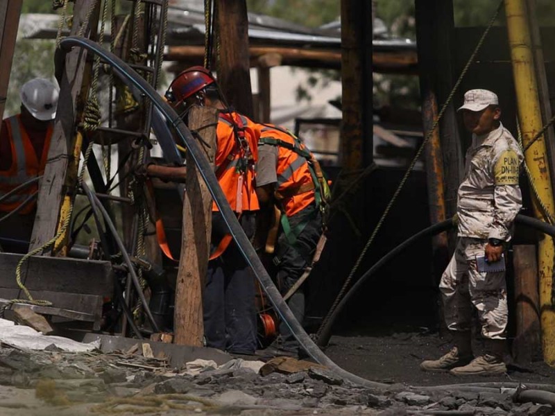 Por: Cortesía Confirman entrada de buzos a uno de los pozos donde realizan maniobras de rescate de mineros pero siguen sin localizarlos