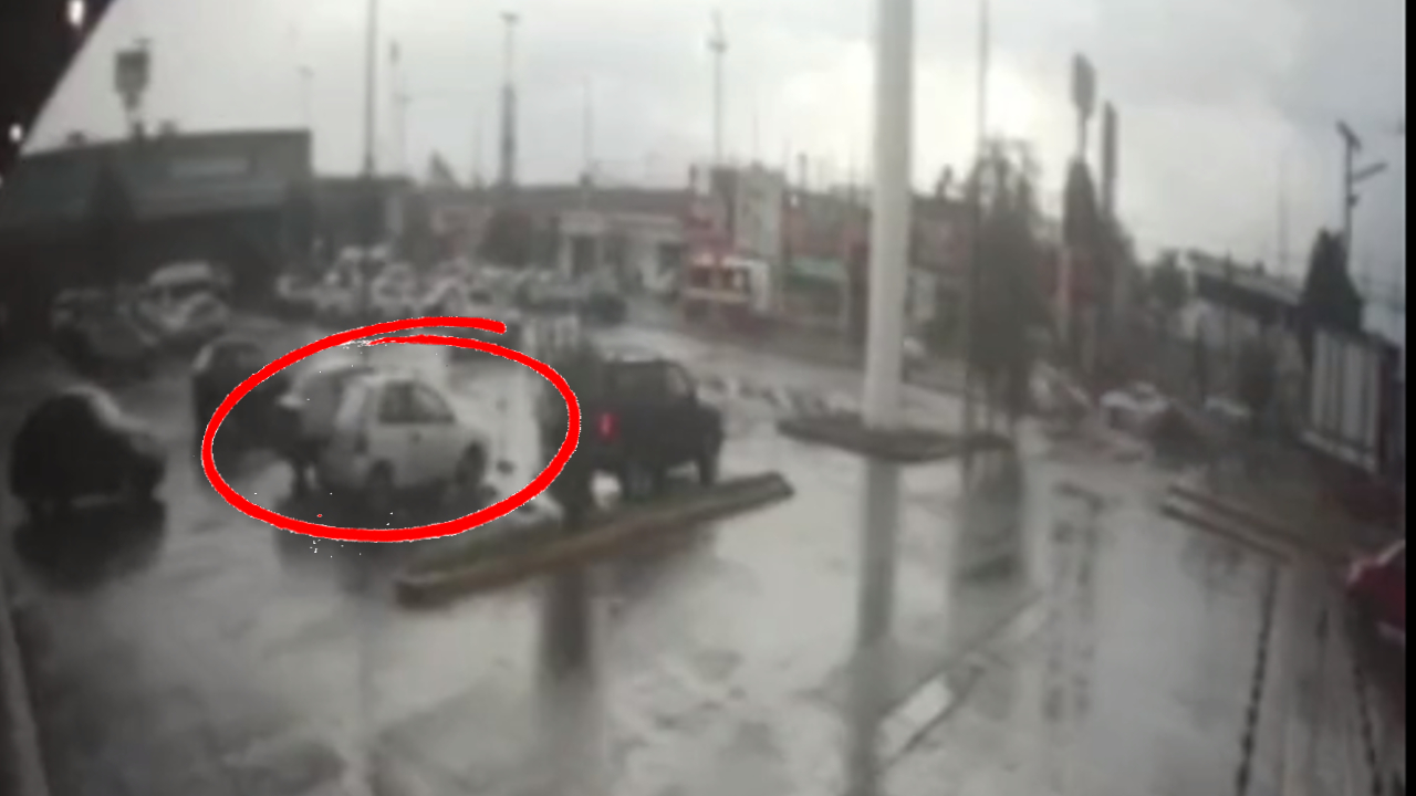 En Coronango; fue robado un automóvil en el estacionamiento de un centro comercial